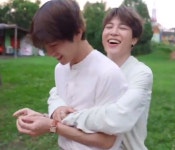 더쿠 - 태형이 네잎크로버 찾는거 보다가 지민이가ㅋㅋ