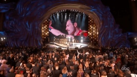 더쿠 - 아카데미 시상식 퀸 공연때 배우 영화 관계자 반응.jpg