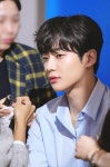 메컵 헤어 받는 석우 너무 귀여워 - 로운 카테고리