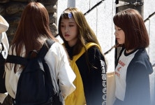 더쿠 - 애들 지금 학동역 주변에 있데