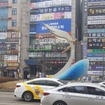 세븐틴 김민규 피해자 중 한 명이 말하는 롯데리아 앞 동상 twt. - 스퀘어 카테고리