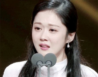 이쯤에서 다시보는 수상 소감하는 개 청초한 장나라와 그걸 바라보는 극중 남편 손호준 - 케이돌토크 카테고리
