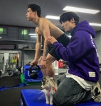 그때 동욱이랑 사진 찍었던 레오 진짜 너무 귀엽다ㅜㅜㅜㅜ - 스포츠 카테고리