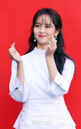 오늘자 서울패션위크 참석한 김소현 - 드영배 카테고리