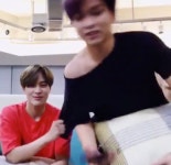 이동혁 어깨 노출시키면서 이제노 은은하게 웃고있는게 존나 웃김 - 케이돌토크 카테고리