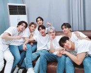 흰티+청바지 조합 진짜 존ㄴ나 예뻐 - 펜타곤(PENTAGON) 카테고리