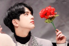 꽃을 든 남자🌹 - 국내유명인 카테고리 꽃을 든 남자&#x1f339; - 국내유명인 카테고리