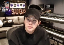 더쿠 - 시벨 캡모자에 피어싱 주렁주렁 뒷머리 보이는 거 미쳐