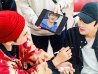 더쿠 - 아 끼발 태블릿 속 상우가 너무 귀여워요