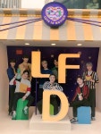 더쿠 - 월드타워 앞 대형트리 옆 면세점 모델 엑소 포토존
