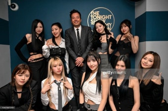 미국 지미팰런쇼에서 신곡 SET ME FREE 무대하는 트와이스.JPG - 스퀘어 카테고리