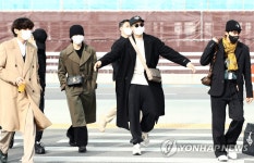 위풍당당 하게 건널목 건너ㅋㅋㅋㅋㅋㅋㅋㅋㅋㅋㅋㅋ - 방탄소년단(BTS) 카테고리