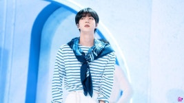 더쿠 - <인기가요> 결방 하드털이 방탄소년단 진 미공개 포토 (마린룩,올블랙착장)