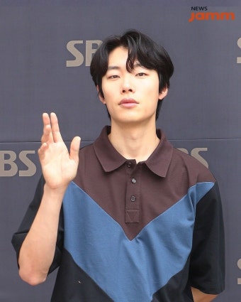 씨네타운 퇴근길 포토존 - 류준열 카테고리