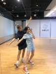 데님 시밀러룩 입은 라잇썸 나영, 휘연 - 스퀘어 카테고리