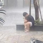 더쿠 - 중국 홍수로 탈출 or 구조되는 반려동물들