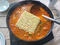 ㅇㅂㅌ) 오늘 부대찌개 포장해와서 먹었는데 가성비 오졌어 - 방탄소년단 카테고리