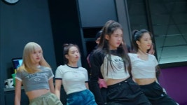 더쿠 - 와이지 베이비몬스터 얼굴 살짝 스쳐간거 봐...