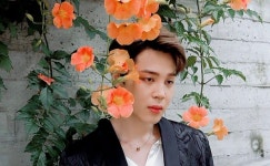 무슨 꽃인지 모르겠지만 지민이랑 넘 잘어울린다 - 지민(BTS) 카테고리