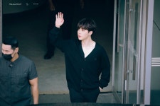 더쿠 - 220613 엠카 사녹 퇴근길 지민이 고화질🐣👋🏼