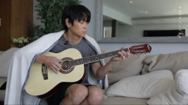 더쿠 - 강동원 기타 치는데 코만 보여