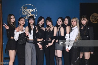 미국 지미팰런쇼에서 신곡 SET ME FREE 무대하는 트와이스.JPG - 스퀘어 카테고리