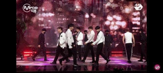 다들 어떻게 이렇게 쭉쭉 뻗고 멋있지 (발캡쳐주의) - 2PM(투피엠) 카테고리
