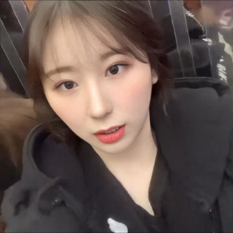 가지런히 내려묶은 머리는 올타임 레전드 - 이채연 카테고리