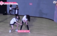 이거 앞에서 춤추는 두명/뒤에 벽에 있는 애는 누구임? - 프로듀스48 카테고리