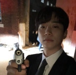 더쿠 - 잊누너 최도현때는 이렇게 백구댕댕이 얼굴로 총 쏘더니;;;어이가 없어;;