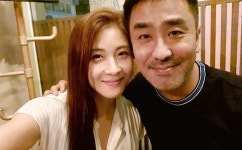 영화에서 부부로 나오는 류승룡-하지원 투샷 - 스퀘어 카테고리