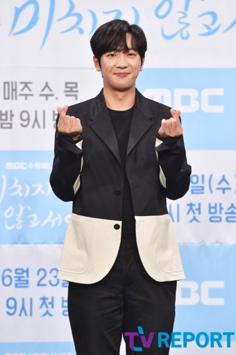 [T포토] 이상엽 '양손 하트~' - TV리포트