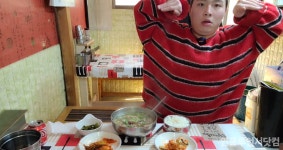 식당 손님들 초상권 지키기 위한 먹방 BJ의 화려한 몸짓(영상) - TV리포트