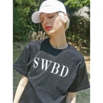 비디더블유 | WIZWID:위즈위드 - [2ndSWBD:세컨드에스더블유비디][10%SALE+20%쿠폰][2ndswbd] Swbd Logo Tee_Black WIZWID