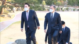 文·尹 만찬 회동 시작…추경·안보 등 폭넓게 논의 | 한국경제TV 文·尹 만찬 회동 시작…추경·안보 등 폭넓게 논의