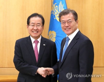 문재인 영수회담 결단 눈길 | 한국경제TV 문재인 영수회담 결단 눈길