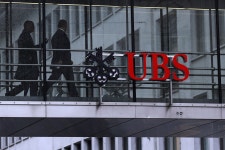UBS 전세계 백만장자들 현금보유 늘리고 있어 | 한국경제TV UBS 전세계 백만장자들 현금보유 늘리고 있어