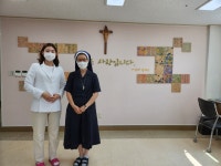 성동 소통한의원 자오나학교와 이든아이빌에 사랑의 과일 전달 | 한국경제TV 성동 소통한의원 자오나학교와 이든아이빌에 사랑의 과일 전달