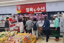 롯데슈퍼, 가성비 내세운 끝장상품 도입 확대...근거리 고객에 집중 | 한국경제TV 롯데슈퍼, 가성비 내세운 끝장상품 도입 확대...근거리... 