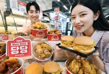 홈플러스, 당당치킨 이어 당당버거 출시...2개에 4,990원 | 한국경제TV 홈플러스, 당당치킨 이어 당당버거 출시...2개에 4,990원
