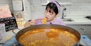 한식 프랜차이즈 경성밥상 인기 유튜버 먹갱과 먹방 콜라보 | 한국경제TV 한식 프랜차이즈 경성밥상 인기 유튜버 먹갱과 먹방 콜라보