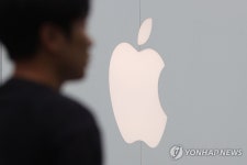 AI 시리도 안되는데아이폰 허위 광고 고발 | 한국경제TV AI 시리도 안되는데아이폰 허위 광고 고발