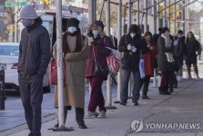 미국 코로나19 들불 확산…선별진료소 북적 | 연합뉴스