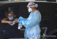 미국 코로나19 들불 확산…선별진료소 북적 | 연합뉴스