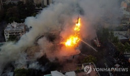 불평등 항의시위 1주년 맞아 다시 거리로 나온 칠레 시위대 | 연합뉴스