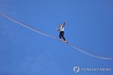 파리 에펠탑에서 아슬아슬 줄타기…70ｍ 높이서 센강 건너 | 연합뉴스