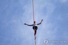 파리 에펠탑에서 아슬아슬 줄타기…70ｍ 높이서 센강 건너 | 연합뉴스