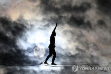 파리 에펠탑에서 아슬아슬 줄타기…70ｍ 높이서 센강 건너 | 연합뉴스