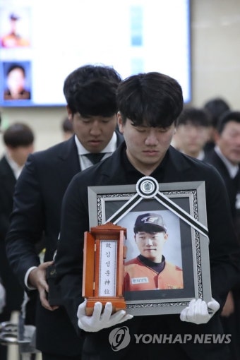′동료를 떠나보내는 마음′…한화 이글스 김성훈 선수 발인식 | 연합뉴스