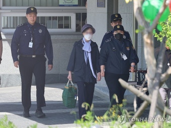 '윤석열 대통령 장모'…최은순씨 가석방으로 출소 | 연합뉴스
